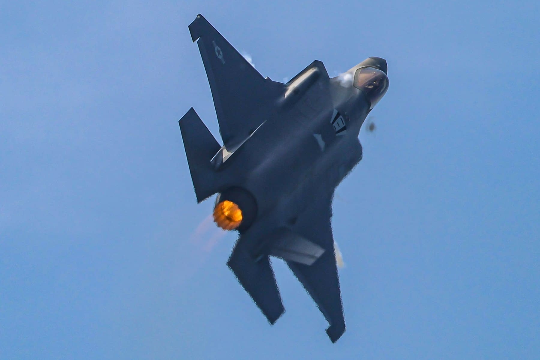 „Bomba tarifară” a lui Trump aruncă în aer o înțelegere bănoasă, pentru 36 de avioane de vânătoare F-35, cu un aliat privilegiat al SUA „Bomba tarifară” a lui Trump aruncă în aer o înțelegere bănoasă, pentru 36 de avioane de vânătoare F-35, cu un aliat privilegiat al SUA