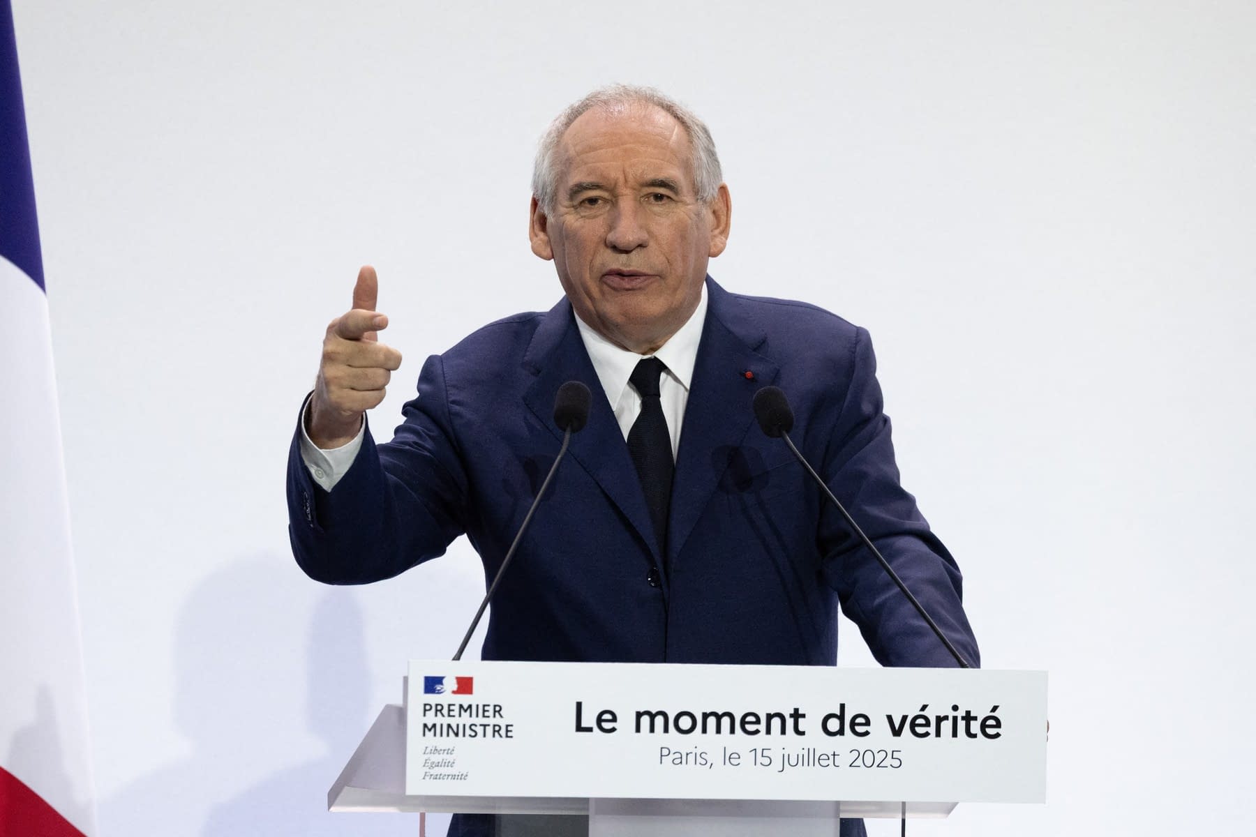 „Un blestem fără ieșire”, spune premierul Franței, care vrea să combată deficitul prin reducerea sărbătorilor legale și impozitarea bogaților. Dar și cu măsuri ca-n România „Un blestem fără ieșire”, spune premierul Franței, care vrea să combată deficitul prin reducerea sărbătorilor legale și impozitarea bogaților. Dar și cu măsuri ca-n România