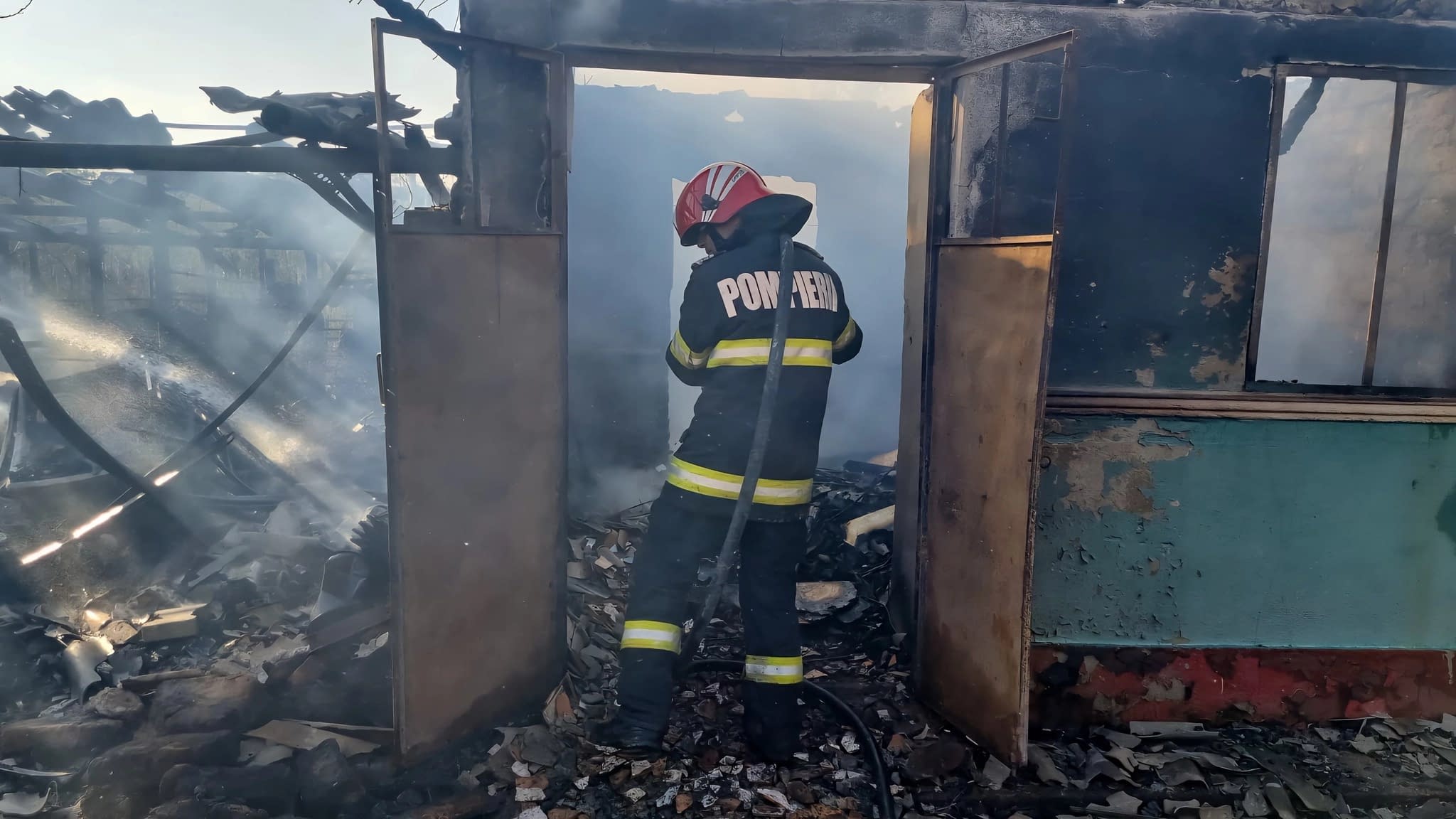 O femeie a murit carbonizată după ce locuința i-a fost cuprinsă de flăcări O femeie a murit carbonizată după ce locuința i-a fost cuprinsă de flăcări