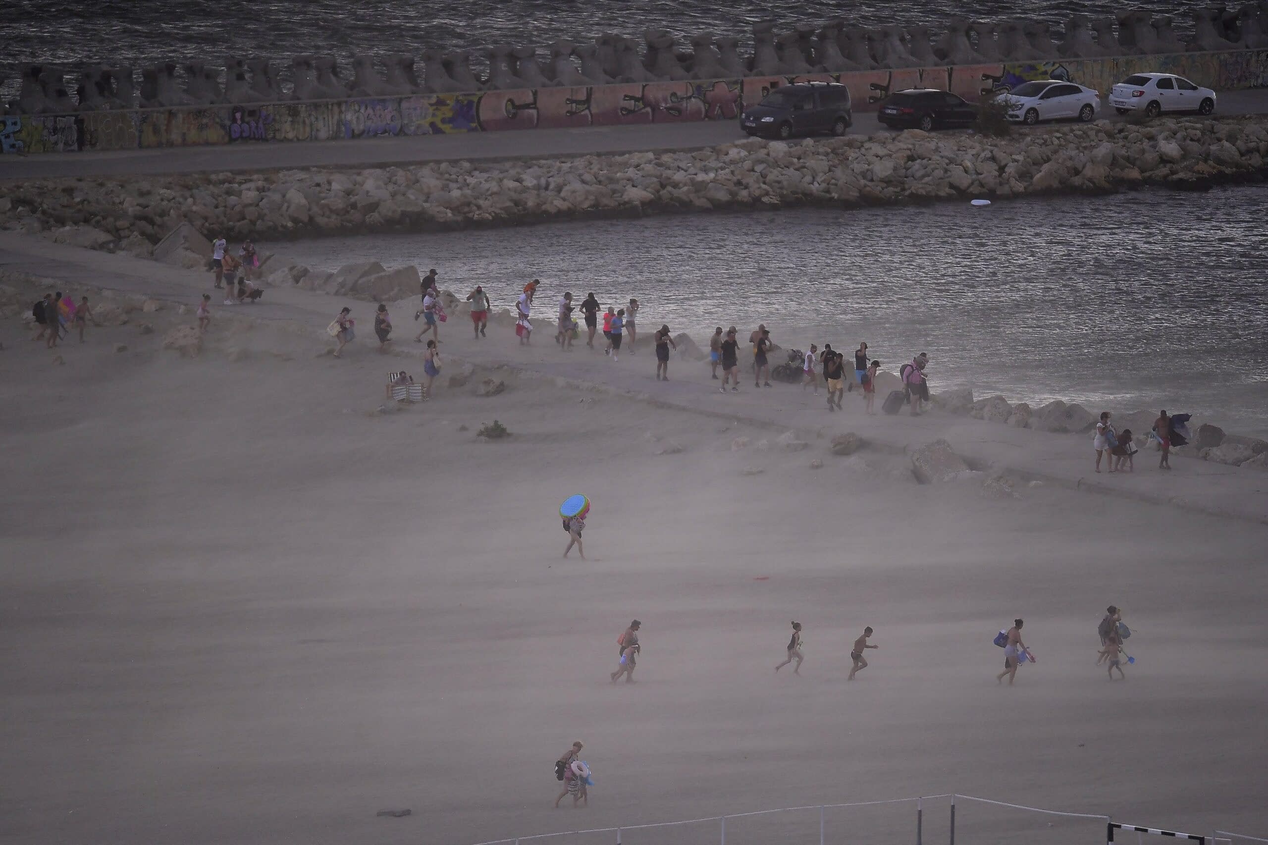 „Să-și facă provizii de apă și alimente pentru 48 de ore”. Avertisment pentru constănțeni, din cauza furtunilor care încep marți seară „Să-și facă provizii de apă și alimente pentru 48 de ore”. Avertisment pentru constănțeni, din cauza furtunilor care încep marți seară