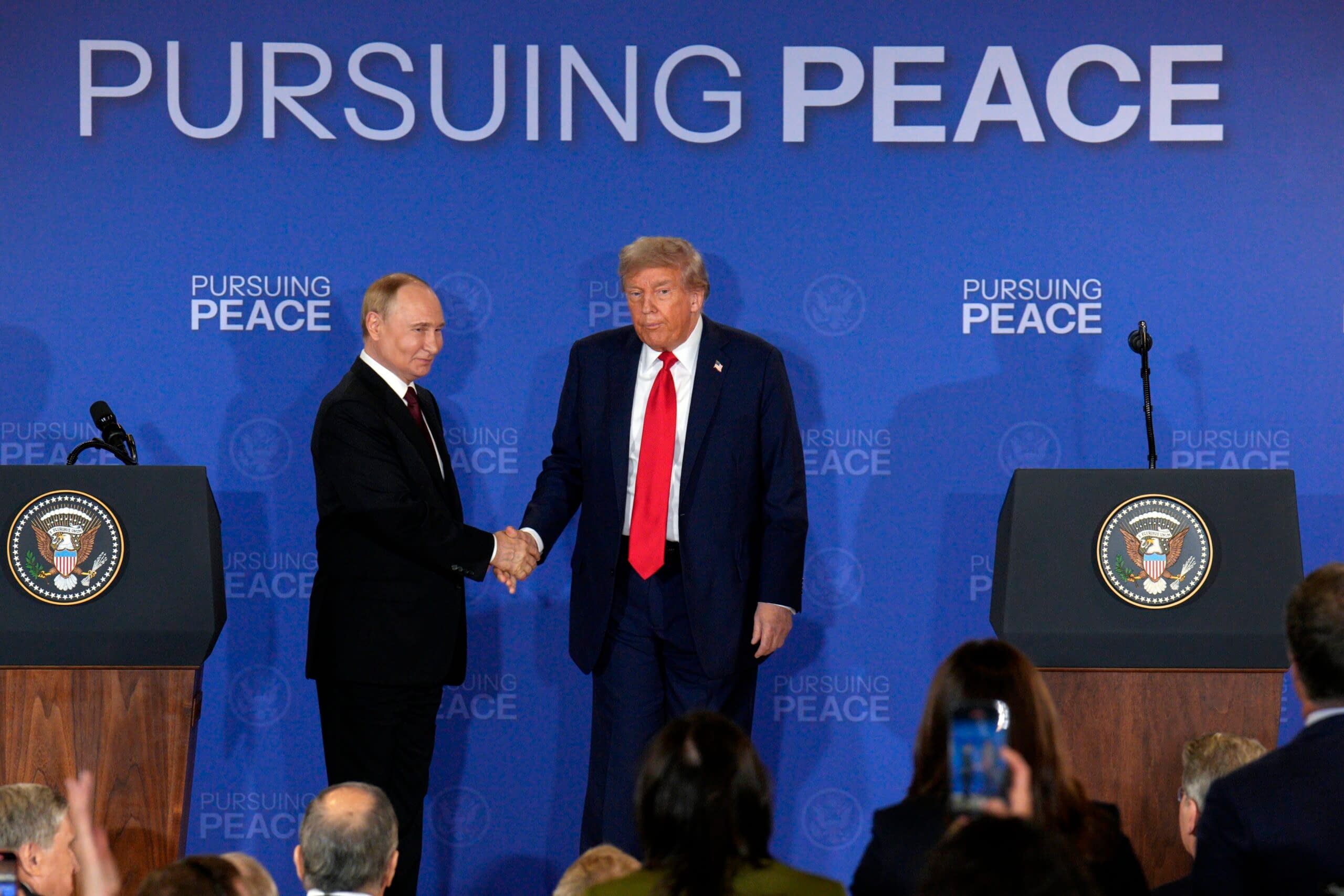 Cristian Tudor Popescu, despre planul lui Trump pentru Ucraina: „Cuvântul pace n-a mai avut un sens atât de hidos de la Acordul de la Munchen. Trocul sângeros de atunci se repetă acum” Cristian Tudor Popescu, despre planul lui Trump pentru Ucraina: „Cuvântul pace n-a mai avut un sens atât de hidos de la Acordul de la Munchen. Trocul sângeros de atunci se repetă acum”