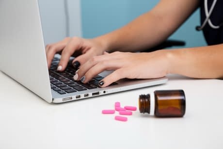 Noua obsesie periculoasă de pe TikTok: Suplimentele alimentare ‘miraculoase’ care pot duce la insuficiență renală