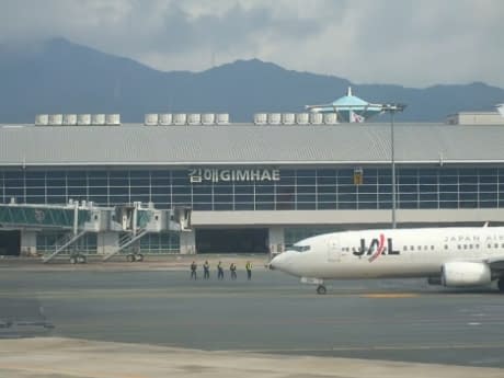 Incident pe Aeroportul Gimhae din Coreea de Sud: Un avion a fost cuprins de flăcări