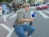 Momentul în care o jurnalistă australiană este împușcată de poliția din LA, în timp ce transmitea în direct de la proteste