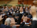 Parlamentarii nu se decid cu câți aleși va avea mai puțin următorul legislativ. Un deputat sau senator ne costă 132.000 €/an