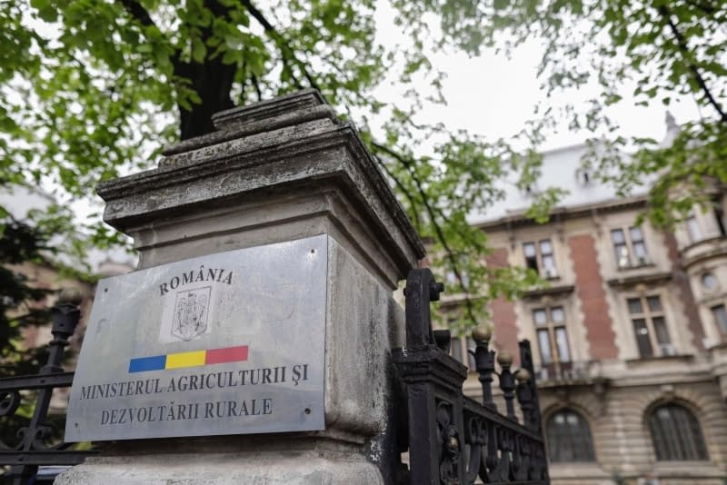 Delegație ‘supraponderală’: Șase funcționari din Ministerul Agriculturii, pregătiți de zbor spre China. Bolojan a pus frână, delegația redusă la jumătate Delegație ‘supraponderală’: Șase funcționari din Ministerul Agriculturii, pregătiți de zbor spre China. Bolojan a pus frână, delegația redusă la jumătate