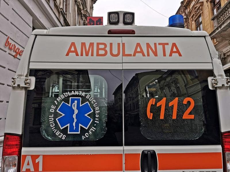 Ambulanţă militară, implicată într-un accident rutier în Bucureşti. Două persoane au fost rănite Ambulanţă militară, implicată într-un accident rutier în Bucureşti. Două persoane au fost rănite