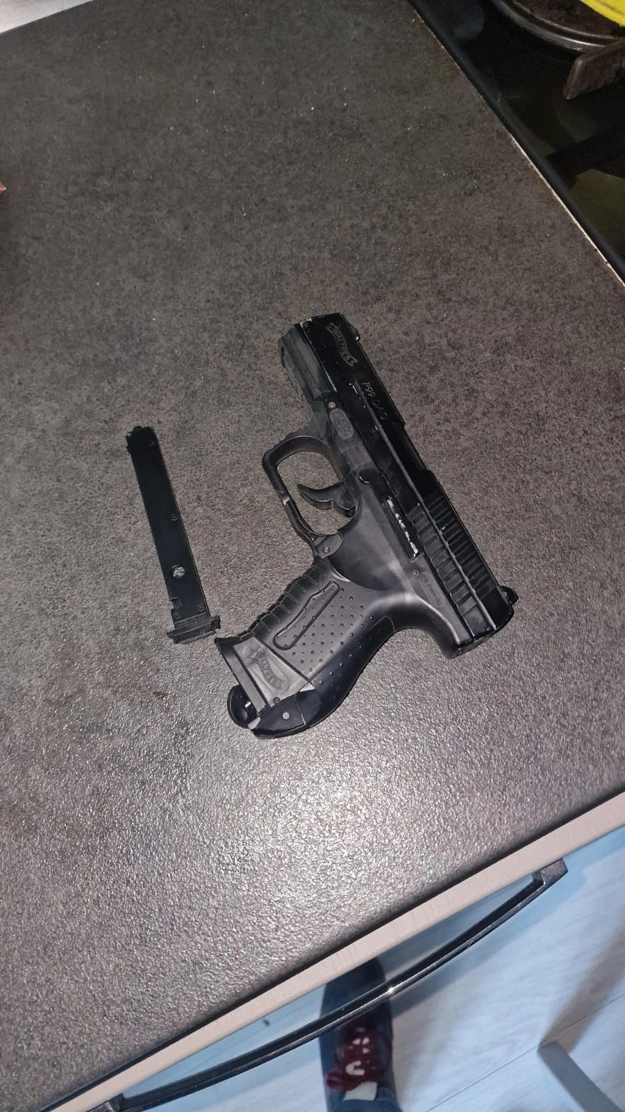 Bărbat prins de jandarmi în zona gării din Constanța cu un pistol și un dispozitiv cu electroșocuri